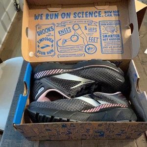 Brooks Adrenaline 22 pearl/black/metallic size 7 New in Box